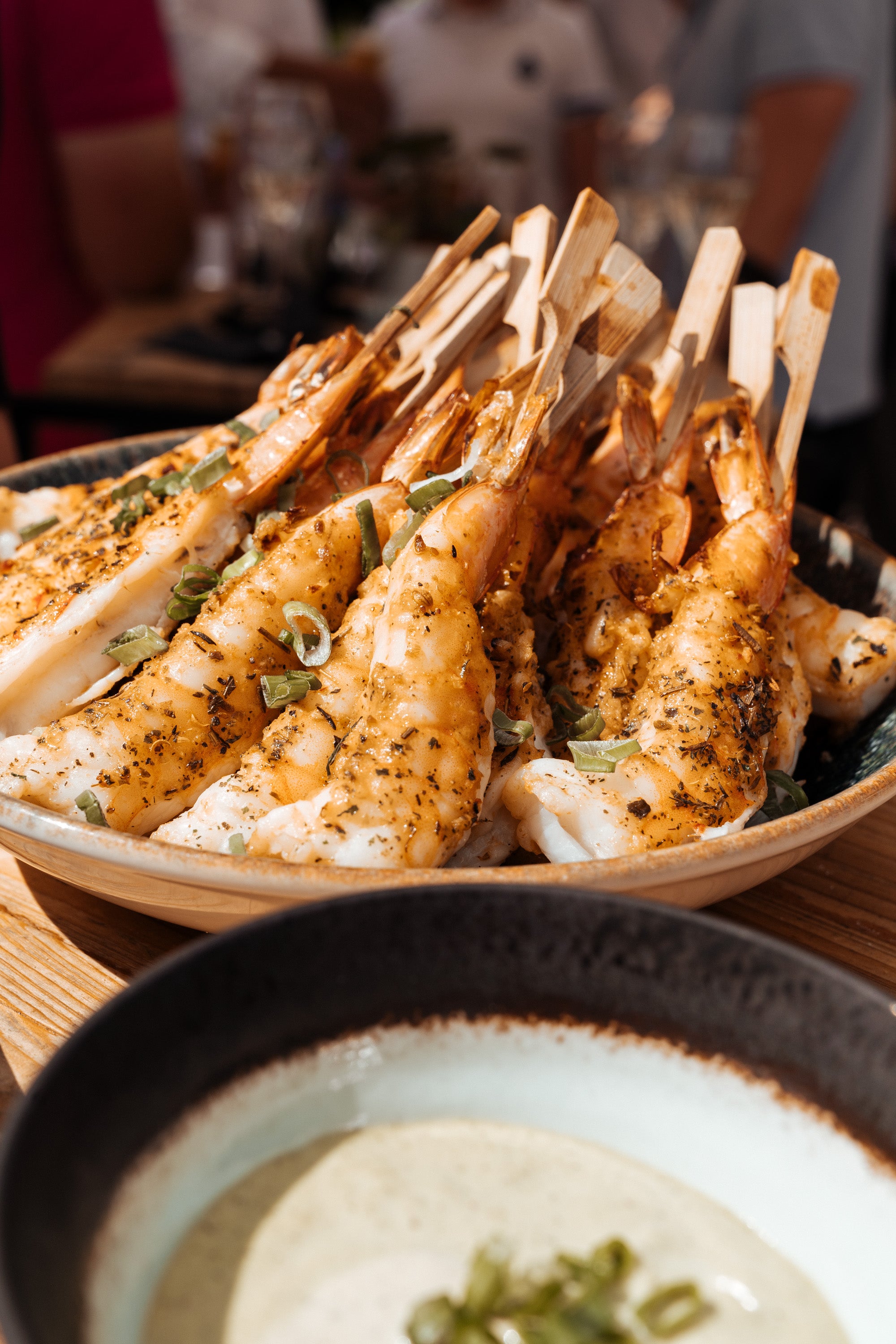 Gamba op een stokje - kruidendip 4st